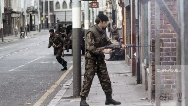 Ozbrojené britské jednotky hlídkují v téměř vylidněných ulicích hlavního města Ulsteru Belfastu v Severním Irsku při jedné ze série zásahů 11. srpna 1971