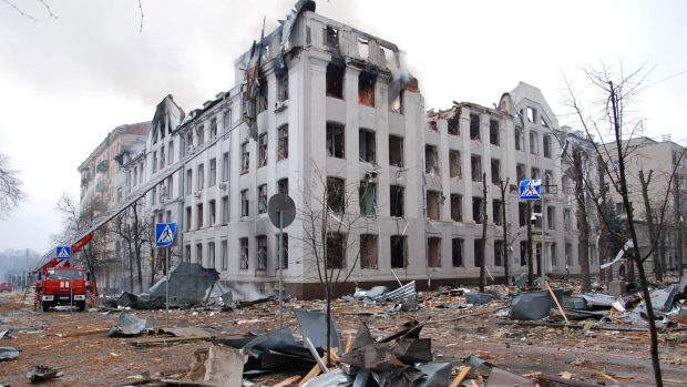 Národní univerzita v Charkově zasažená při ostřelování centra východoukrajinského města Charkov