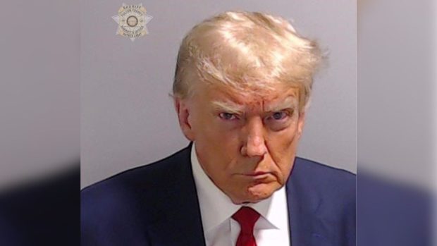 Americký exprezident Donald Trump se vydal úřadům ve státě Georgia, pořídily jeho fotografii jako zatčeného