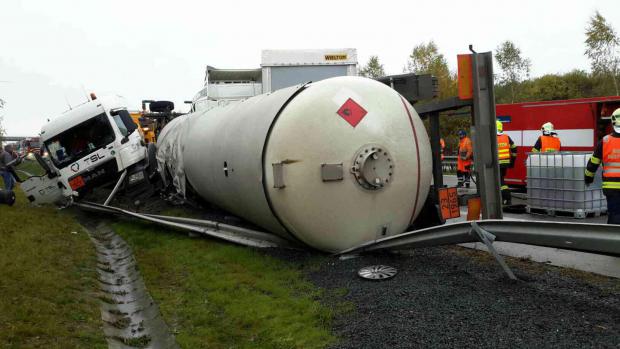 Nehoda kamionu s cisternou na dálnici D35 u Velké Bystřice