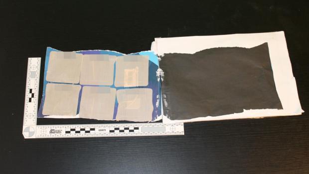 Policisté našli drogy ukryté ve speciálně upravených obálkách.