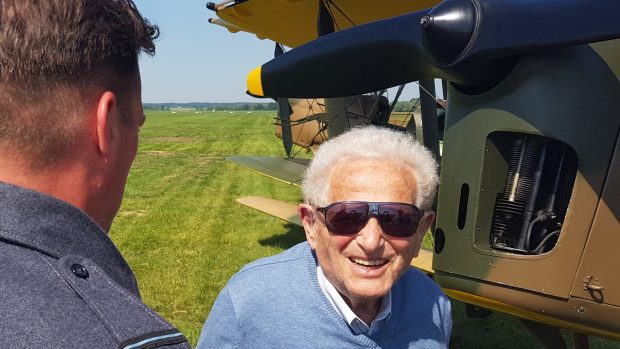 Do letounu Tiger Moth, se kterým kdysi létal, znovu usedl 75letý Tomáš Lom z 311. perutě RAF.  Je jedním z posledních žijících vojáků této perutě. Tiger Moth byl letoun využívaný pro výcvik.