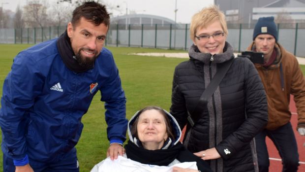 Paní Zdeňka z domova pro seniory v Ostravě potkala díky Ježíškovým vnoučatům fotbalistu Milana Baroše.