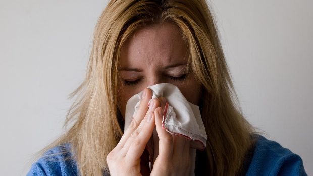 Počet nemocných s chřipkou a akutními infekcemi dýchacích cest v Česku za uplynulý týden klesl pod hranici epidemie