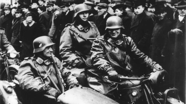 Nacističtí vojáci na motorce