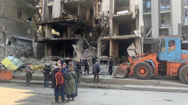 Budova v Kyjevě po zásahu raketou