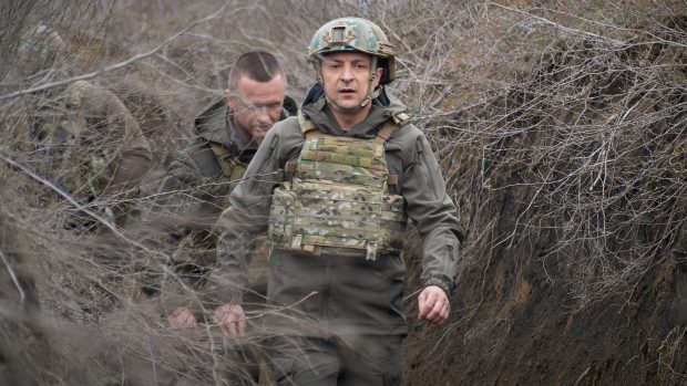 Ukrajinský prezident Volodymyr Zelenskyj v dubnu 2021 vyrazil na frontu nedaleko Mariupolu