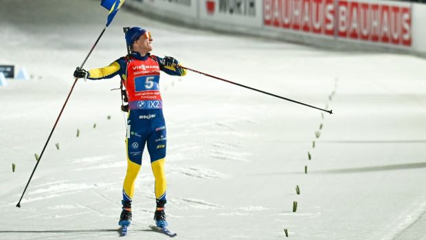 Sebastian Samuelsson se raduje ze zlaté medaile pro Švédsko