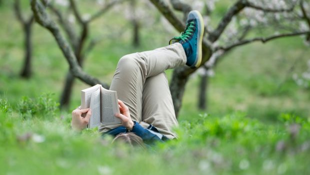 Vášniví čtenáři si do trávy lehli s knihou