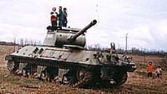 kosovské děti na zničeném tanku