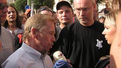 Solidaritu s demonstranty přišel vyjádřit Václav Havel