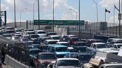 Na přechou u amerického El Pasa čekají stovky aut z Mexika