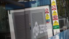 Odraz kompresorové stanice v oknech bezemisního autobusu