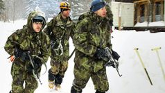 Účastníci armádního závodu Winter Survival