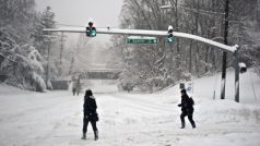 Sněžná bouře ve Washingtonu. Silnice na předměstích slouží místy jen chodcům.