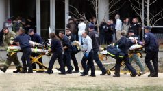 Tři mrtví a tři zranění zůstali po střelbě na univerzitě v USA.