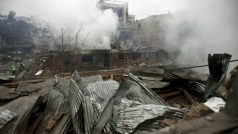 Trosky budovy po útoku Talibanu v Kábulu