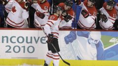 Kanadský hokejista Sidney Crosby se raduje po rozhodujícím proměném nájezdu v utkání se Švýcarskem