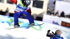 Snowboardistka Šárka Pančochová při olympijském závodě na U-rampě