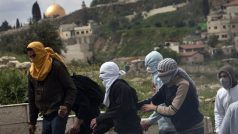 Palestinská mládež hází kameny na izraelské vojáky při střetech ve východním Jeruzalémě