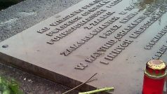 Květiny u památníku obětí v Katyni.