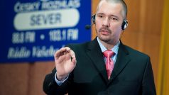 Moderátor volební diskuse Martin Veselovský žádá diváky o klid.
