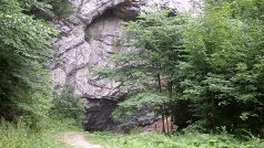 Skála se vchodem do jeskyně Býčí skála v Moravském krasu