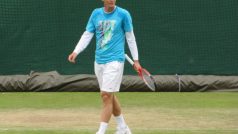 Tomáš Berdych při tréninku na Wimbledonu.    
