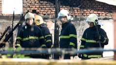 Hasiči prohledávají trosky vyhořelé budovy v Praze na Florenci