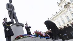 Prezident Václav Klaus uctil památku T. G. Masaryka položením věnce k jeho soše na Hradčanském náměstí.