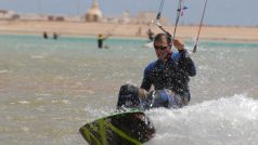 Surfaři na pláži v Dahabu na Sinajském poloostrově nedlouho po útocích žraloků
