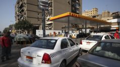 Auta čekají v Káhiře ve frontě na nedostatkový benzín.