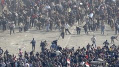 Na káhirském náměstí Tahrír proti sobě stojí provládní demonstranti (dole) a protestující požadující odchod prezidenta Mubaraka (nahoře).