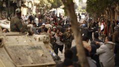 Protivládní demonstranti předávají armádě muže, kterého podezírají že je stoupencem Mubáraka