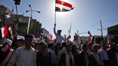 Demonstranti protestují v hlavním městě Jemenu Saná proti vládě.