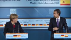 Angela Merkelová a španělský premiér Jose Luis Rodriguez Zapatero na tiskové konferenci v Madridu
