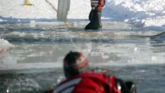 Hasiči cvičně zachraňovali tonoucí ze zamrzlého rybníku