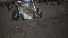 Egyptští demonstranti s plakátem muže, který byl zabit během protestů v Káhiře