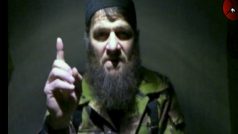 Povstalecký vůdce Doku Umarov  na snímku z videa na stránkách Kavkazcenter
