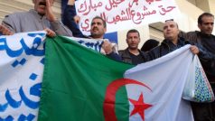 Demonstranti s alžírskou vlajkou