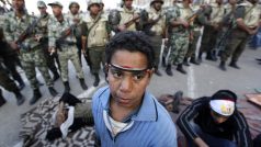 Vojáci se snaží obnovit pořádek na náměstí Tahrír v Káhiře