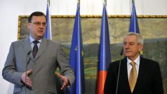 Premiér Petr Nečas a ministr zdravotnictví Leoš Heger po zasedání Bezpečnostní rady státu