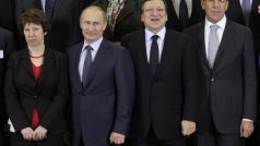 Vladimír Putin (druhý zleva) se sešel mimo jiné i s Catherine Ashtonovou.