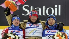 Medailisté ze závodu MS ve skiatlonu - zlatý Northug (uprostřed), stříbrný Vylegžanin (vlevo) a bronzový Černousov