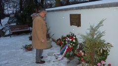 Karel Schwarzenberg u pamětní desky, připomínající oběti masového vraždění německých civilistů v létě 1945 v Postoloprtech (snímek z roku 2011)