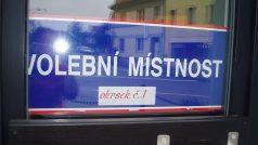 Vchod do volební místnosti v Libčicích nad Vltavou