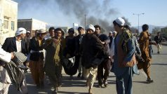 Afghánci pomáhají muži, který byl zraněn při útoku na úřadovnu OSN