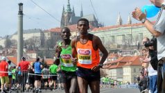 Pražský půlmaratonu se běžel v metropoli 2. dubna. Na snímku Azmeraw Bekele z Etiopie (vpravo) a Kwemoi Titus Masai z Keni bojují o druhé a třetí místo.