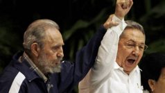 Fidel a Raúl Castrové při zpěvu hymny na 6. sjezdu Komunistické strany Kuby