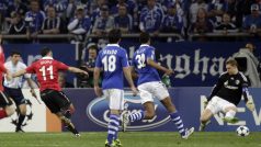 Ryan Giggs střílí úvodní gól Manchesteru United v semifinále LM na hřišti Schalke